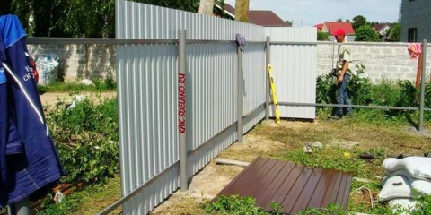 Jak vyrobit plot z vlnité lepenky vlastníma rukama: nejpodrobnější instrukce s fotografií